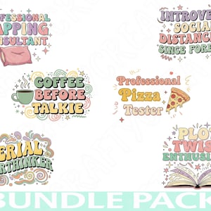 以下が含まれることがあります： 「Professional Napping Consultant」、「Coffee Before Talkie」、「Introvert Social Distancing Since Forever」などのフレーズが書かれたレトロスタイルのグラフィックのバンドルパック。パステルカラーと装飾的な要素が特徴です。