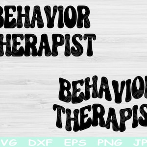 Op de afbeelding: Zwarte tekst "BEHAVIOR THERAPIST" in een vet retro-lettertype op een witte achtergrond. De tekst wordt herhaald. Daaronder bestandsafkortingen: SVG, DXF, EPS, PNG, JPG. Het lettertype heeft een decoratief patroon.
