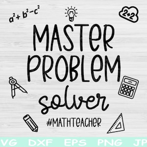 Op de afbeelding: Zwart-wit grafisch ontwerp met de tekst "MASTER PROBLEM solver #MATHTEACHER". Het ontwerp bevat verschillende wiskundige symbolen, zoals een gloeilamp, een rekenmachine, een kompas, een potlood en een geodriehoek.