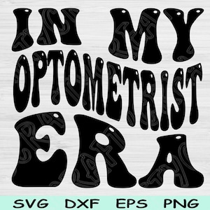 Puede incluir: Diseño gráfico en blanco y negro con el texto "In My Optometrist Era" en una fuente retro y ondulada.