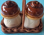 Mushroom shape salt and pepper shaker set in a basket, brown glaze, vintage barrel jug, prairie farmhouse kitchen decor collectible gift