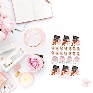 Op de afbeelding: Een set van 12 roze en witte planner stickers met een laptop, koffiebekers, bloemen en dozen. De stickers zijn perfect om een ​​toets van elegantie aan je planner toe te voegen.