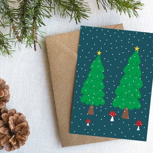 Árvores na floresta nevada com cogumelos para impressão de Natal, solstício, cartões de Natal, download digital de PDF