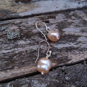Barocke Zuchtperle Perle Ohrringe, Licht Rosa unregelmäßige metallischen Lachs Pfirsich Naturperlen, schrulligen Seifenlauge, Sterling silber Haken