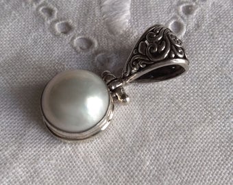 Pendant with a large white mabe pearl set in 926 sterling silver