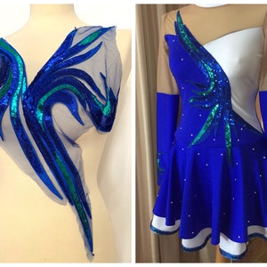 Könnte beinhalten: Eine blaue und grüne Paillettenapplikation mit einem wirbelnden Design. Die Applikation befindet sich auf einem durchsichtigen Stoff und wird auf einer Schaufensterpuppe gezeigt. Die Applikation ist auch auf einem blauen und weißen Kleid zu sehen.