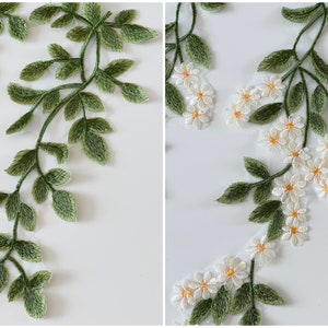 Könnte beinhalten: Zwei gestickte Stoffpatches mit grünen Blättern und weißen Blüten. Der Patch auf der linken Seite hat nur Blätter, während der Patch auf der rechten Seite sowohl Blätter als auch Blüten hat.