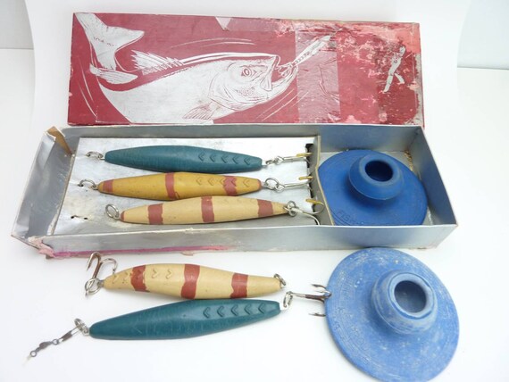 Vintage Fishing Lure Jig Lot Hard Plastic Bendo-jig X 5 and Pole Hold 