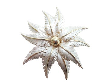 Broche vintage bicolor de plata y oro con forma de hoja y flor, acabado mate, estilo MCM.