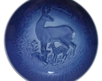 Plato del Día de la Madre de 1975: Cierva con dos cervatillos.