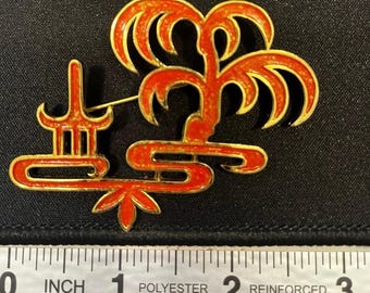 Broche vintage de pino y puerta de pagoda en tono dorado, de estilo oriental asiático de mediados de siglo.