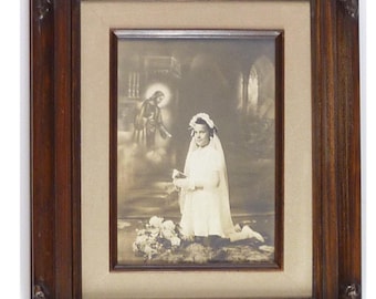 Fotografía antigua enmarcada de Primera Comunión, retrato religioso católico, marco de madera.