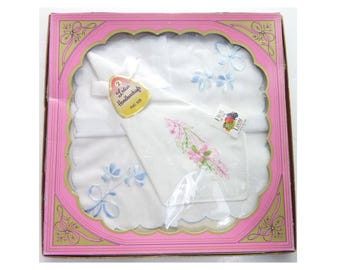 Pañuelos vintage Fruit of the Loom bordados en caja, conjunto floral rosa y azul.