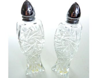 Salero y pimentero antiguos de Alemania Occidental, de cristal transparente tallado con forma de estrella y molinillo, estilo MCM.