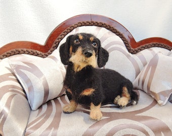 Escultura de cachorro em feltro de agulha - Dachshund de pêlo duro - escultura de dachshund deitado - retrato de animal de estimação em feltro