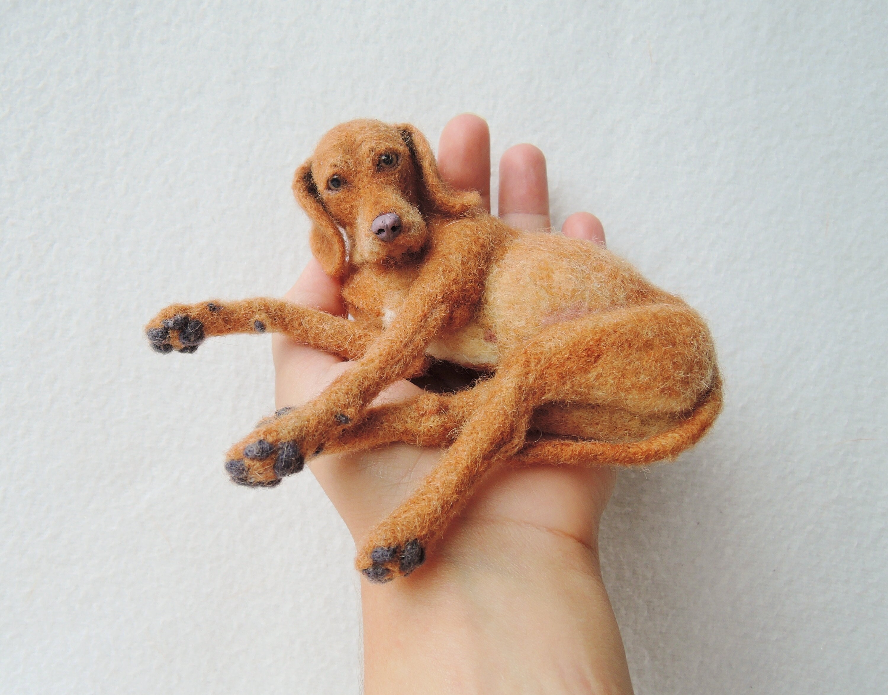 Escultura de cachorro em feltro de agulha - Vizsla Húngaro - Ponteiro - Vizsla de pêlo duro - Weimaraner colocando escultura - retrato de animal de estimação em feltro