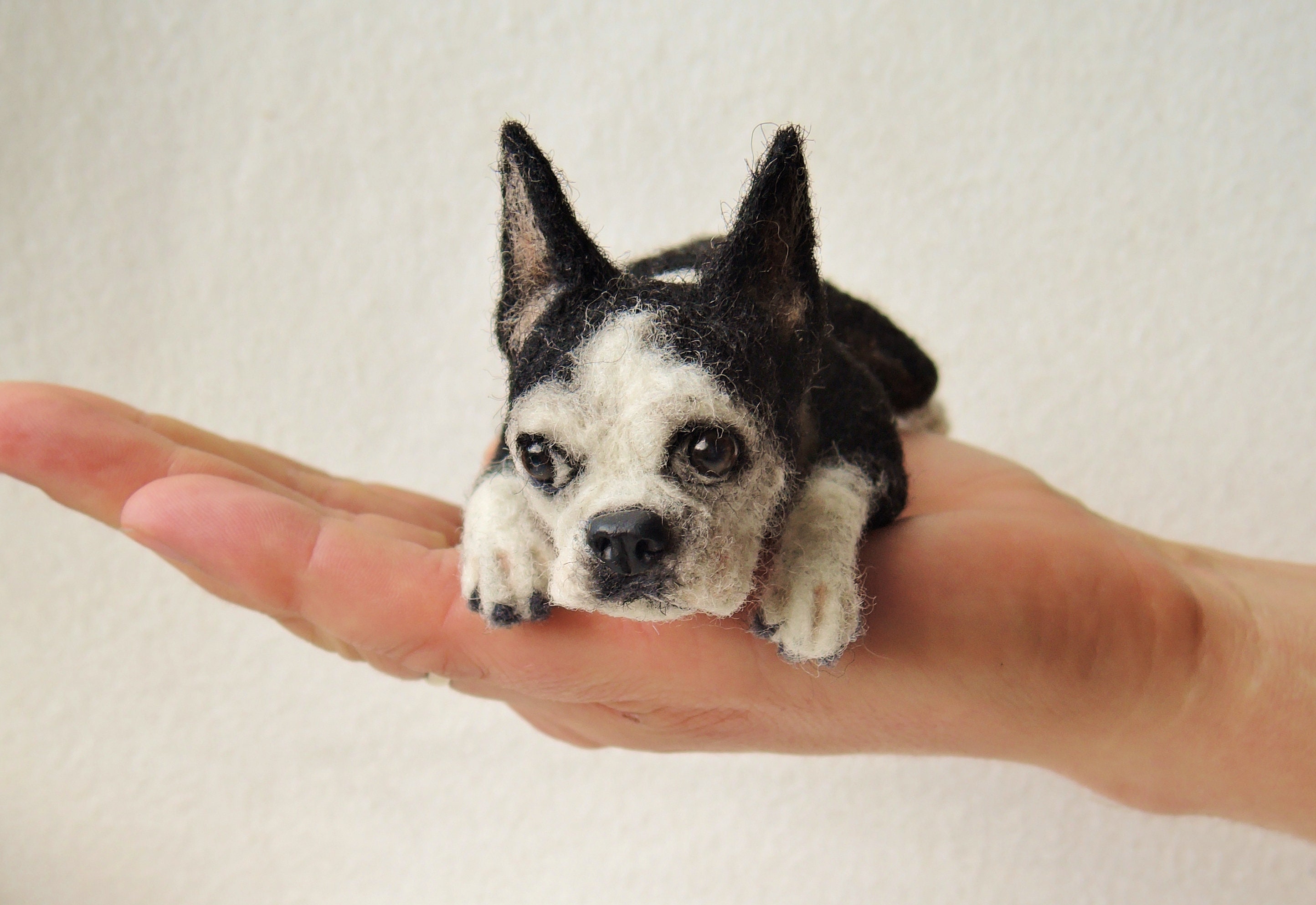 Gefilzte Skulptur Boston Terrier: Handgefertigtes Tierportrait