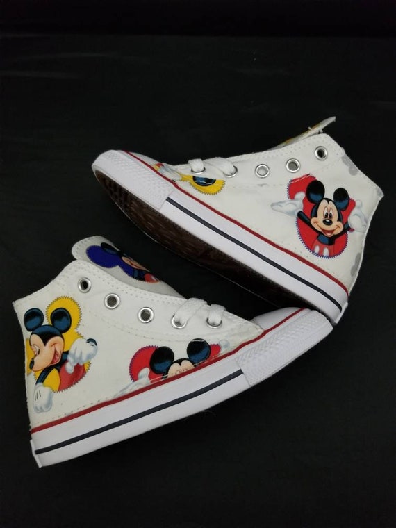 Disney Party, Mickey Mouse Converse Schuhe, weiße Chucks, Kinder Geburtstag Schuhe, Geburtstags Party Outfit, Disney Chucks von hallwayzdesigns Disney Party, Mickey Mouse Converse Schuhe, weiße Chucks, Kinder Geburtstag Schuhe, Geburtstags Party Outfit, Disney Chucks von hallwayzdesigns