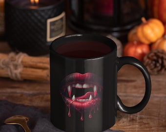 Bite Me Vampire Mug - Mug gothique avec crocs dégoulinants - Tasse en céramique noire sur le thème de l'horreur - Idée cadeau Halloween - Tailles de 11 oz et 15 oz