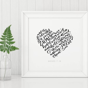 Puede incluir: Una impresión enmarcada en blanco con un diseño en forma de corazón negro. El corazón está lleno de texto que dice "y el Señor llamó a su pueblo Sion: ellos eran de un solo corazón y una sola mente, y habitaban en justicia: & no había pobreza entre ellos. Moisés 7:18"
