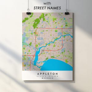Puede incluir: Un mapa de Appleton, Wisconsin, con nombres de calles, se muestra sobre un fondo blanco. El mapa presenta un lago azul, un río y un contorno rojo. El texto "with STREET NAMES" está en la parte superior. El nombre de la ciudad y las coordenadas están en la parte inferior.