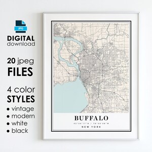Peut inclure: Une carte imprimable de Buffalo, New York, de style vintage. La carte montre les rues, les cours d'eau et les monuments de la ville. La carte est dans un cadre blanc avec une bordure noire. Le texte "BUFFALO" est imprimé en noir en bas de la carte, ainsi que les coordonnées "42 54 1778 50 58 W" et "NEW YORK".