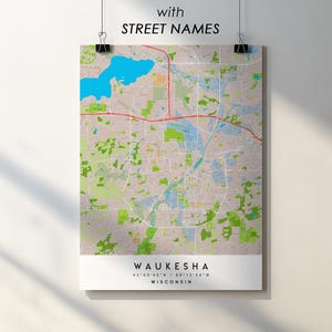 Może przedstawiać: Szczegółowa mapa Waukesha, Wisconsin, z nazwami ulic, jest wyświetlana na plakacie. Mapa zawiera niebieskie jezioro, zielone parki i czerwone drogi. Nazwa i współrzędne miasta są wydrukowane na dole.