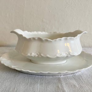 French Haviland Limoges White Ranson Double Spout Gravy Boat with Attached Underplate, Petticoat Scallop