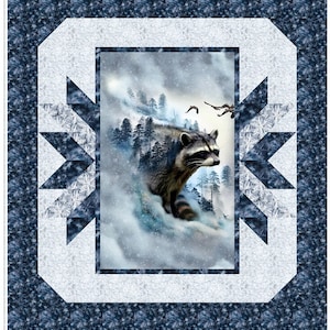 Pode incluir: Um guaxinim está em cima de uma montanha nevada com uma floresta ao fundo. A imagem é emoldurada com um padrão geométrico azul e branco.