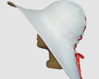 Cappello da sole da donna in lino bianco a tesa larga, regolabile, con chiusura a lacci, ideale per la spiaggia.