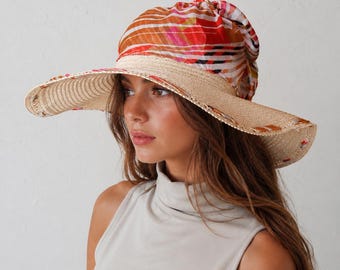 Cappello da sole a tesa larga con corona in seta, cappello da spiaggia da donna nei colori beige, rosso e marrone.