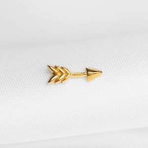 Peut inclure: Ensemble de trois mugs en céramique crème, avec un glaçage moucheté. Chaque mug présente un motif floral peint à la main en bleu, vert et jaune. Les tasses ont une forme arrondie et une anse.