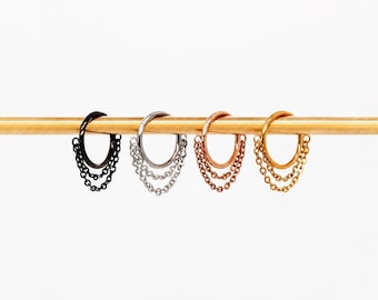 Pode incluir: Quatro brincos de argola com pingentes de corrente em preto, prata, ouro rosa e dourado. Os brincos são exibidos em uma vareta de madeira sobre um fundo branco. A marca "SHEMISLI JEWELS" está na parte inferior.