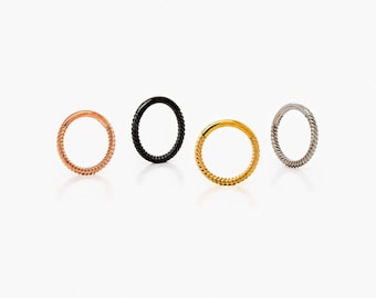 Puede incluir: Cuatro pendientes de aro en oro rosa, negro, dorado y plateado. Cada pendiente tiene un diseño de cuerda trenzada. Los pendientes se muestran sobre un fondo blanco. La marca "SHEMISLI JEWELS" está en la parte inferior.