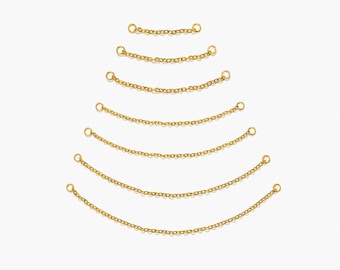 Puede incluir: Una colección de extensores de cadena dorados dispuestos en un arco descendente. Cada segmento de cadena tiene un pequeño anillo en cada extremo. Las cadenas se muestran sobre un fondo blanco. La marca "SHEMISLI JEWELS" está en la parte inferior.
