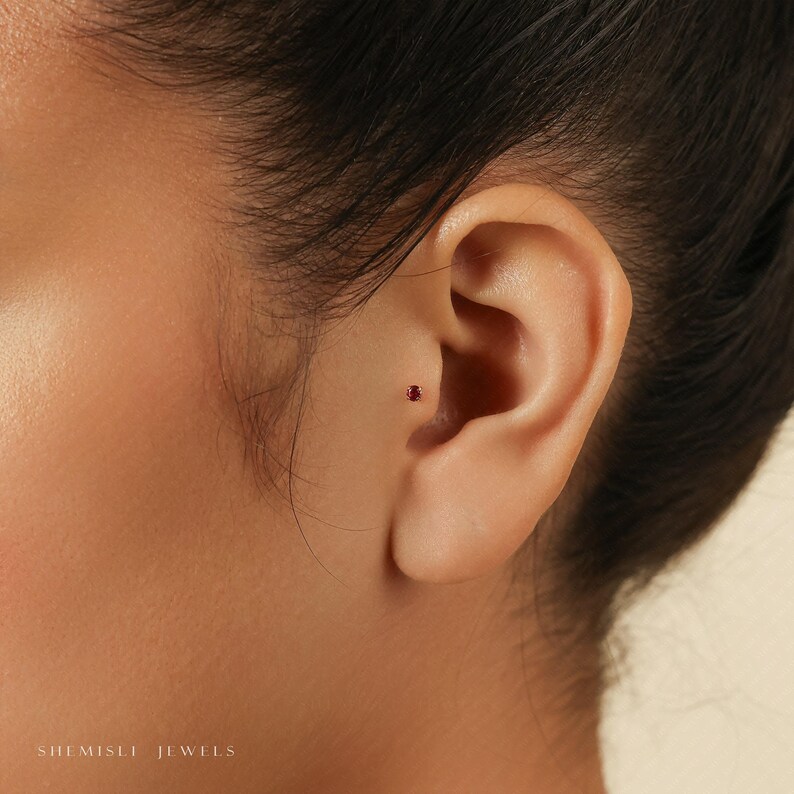 Ruby Tragus Stud, Threadless Flat Back Earring, Minimalist Style, C-SS615 Bild 2
