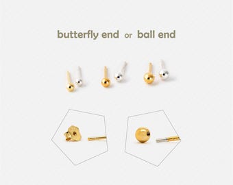 Può includere: Una selezione di orecchini con estremità a sfera dorati e argentati e orecchini con chiusura a farfalla sono esposti su sfondo bianco. Il testo "butterfly end or ball end" è sopra. Il marchio "SHEMISLI JEWELS" è in basso.