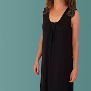 Camicia da notte in cotone biologico Elba realizzata in Australia, disponibile in nero o bianco