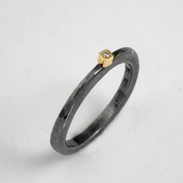 Bague noire minimale avec un petit diamant et un anneau martelé, bagues noires pour femme, bague patinée, bague en argent oxydé, cadeau pour elle.