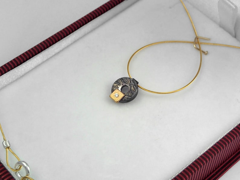 Collar de encanto circular de plata oxidada y oro mínimo con diamante y superficie texturizada, collar de oro negro, encanto geométrico, regalo para ella. imagen 3