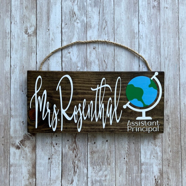 Personalized Principal and Assistant Principal Name Sign – Thoughtful Gift Featuring Globe Decor