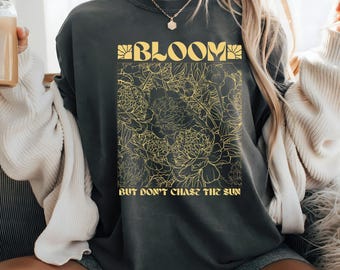 Bloom motiverend T-shirt met vintage bloemenprint, uniseks grafisch cadeau voor bloemenliefhebbers Bloom, Dont Chase the Sun