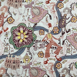 Puede incluir: Un diseño de tela caprichoso con un patrón repetido de figuras estilizadas, flores y elementos arquitectónicos en tonos de rosa, rojo, amarillo y azul sobre un fondo blanco. El diseño tiene un estilo ilustrativo y juguetón.