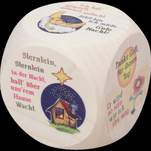 Può includere: Cubo di legno con sei immagini e testi diversi. Le immagini includono una luna, una casa con una stella, un fiore e un sole. Il testo include le frasi "Sternlein, Sternlein in der Nachl, hall' über uns'rem Hause Wacht." e "Ich hab gespielt, getanzt, gelachi. Jelzi bin ich mude. Gute Nacht!" e "Danke Gott, für diesen Tag!" e "Er wird so sein wie ich ihn mag."