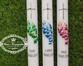 Peut inclure: Trois bougies de baptême blanches avec une croix argentée et un motif de poisson pailleté. Les bougies sont personnalisées avec les noms Tom, Linus et Mia et les dates 18.02.2018.
