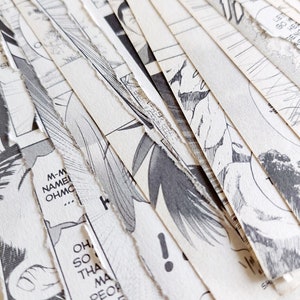 Puede incluir: Primer plano de una pila de p&aacute;ginas rasgadas de un c&oacute;mic manga. Las p&aacute;ginas est&aacute;n dispuestas en forma de abanico, revelando ilustraciones en blanco y negro y texto en japon&eacute;s. El texto incluye las palabras "M-M NAMEI OHMC" y "OH SO THA MA PEOR!"