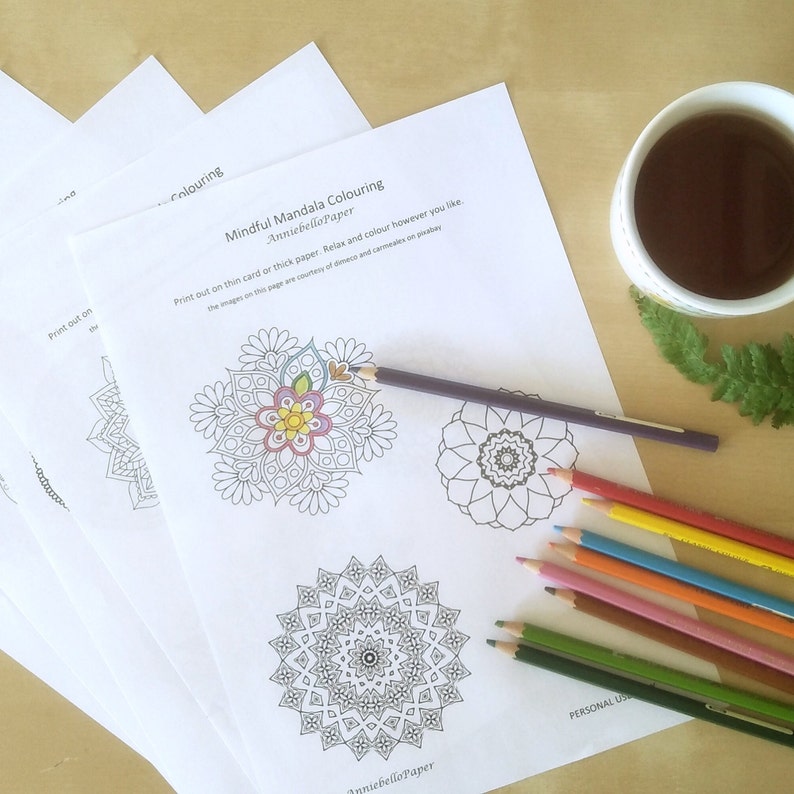 K&ouml;nnte beinhalten: Ein druckbares Blatt mit vier Mandala-Designs zum Ausmalen. Das Blatt tr&auml;gt den Titel "Achtsames Mandala Ausmalen" und enth&auml;lt den Text "Drucken Sie auf d&uuml;nnen Karton oder dickes Papier. Entspannen Sie sich und f&auml;rben Sie nach Belieben." Die Bilder auf dieser Seite sind mit freundlicher Genehmigung von dimeco und carnealex auf pisaha.