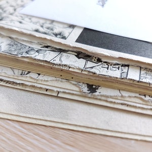 Puede incluir: Una pila de c&oacute;mics viejos y desgastados con ilustraciones en blanco y negro. Las p&aacute;ginas est&aacute;n ligeramente curvadas y tienen un aspecto vintage.
