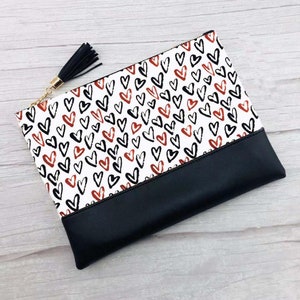 Bolsa de cosméticos con forma de corazón / Bolsa de cosméticos / Regalo para fiesta de novia / Bolsa de artículos de tocador / Sobre de mano / Espacios en blanco con monogramas bordados / Envío gratuito