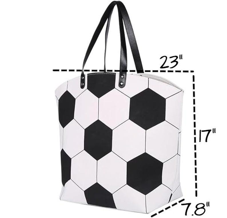 Puede incluir: Un bolso tote blanco y negro con estampado de bal&oacute;n de f&uacute;tbol y asas negras. El bolso mide 58 cm de largo, 43 cm de alto y 20 cm de ancho. El bolso tiene cierre de cremallera y est&aacute; dise&ntilde;ado para transportar objetos.
